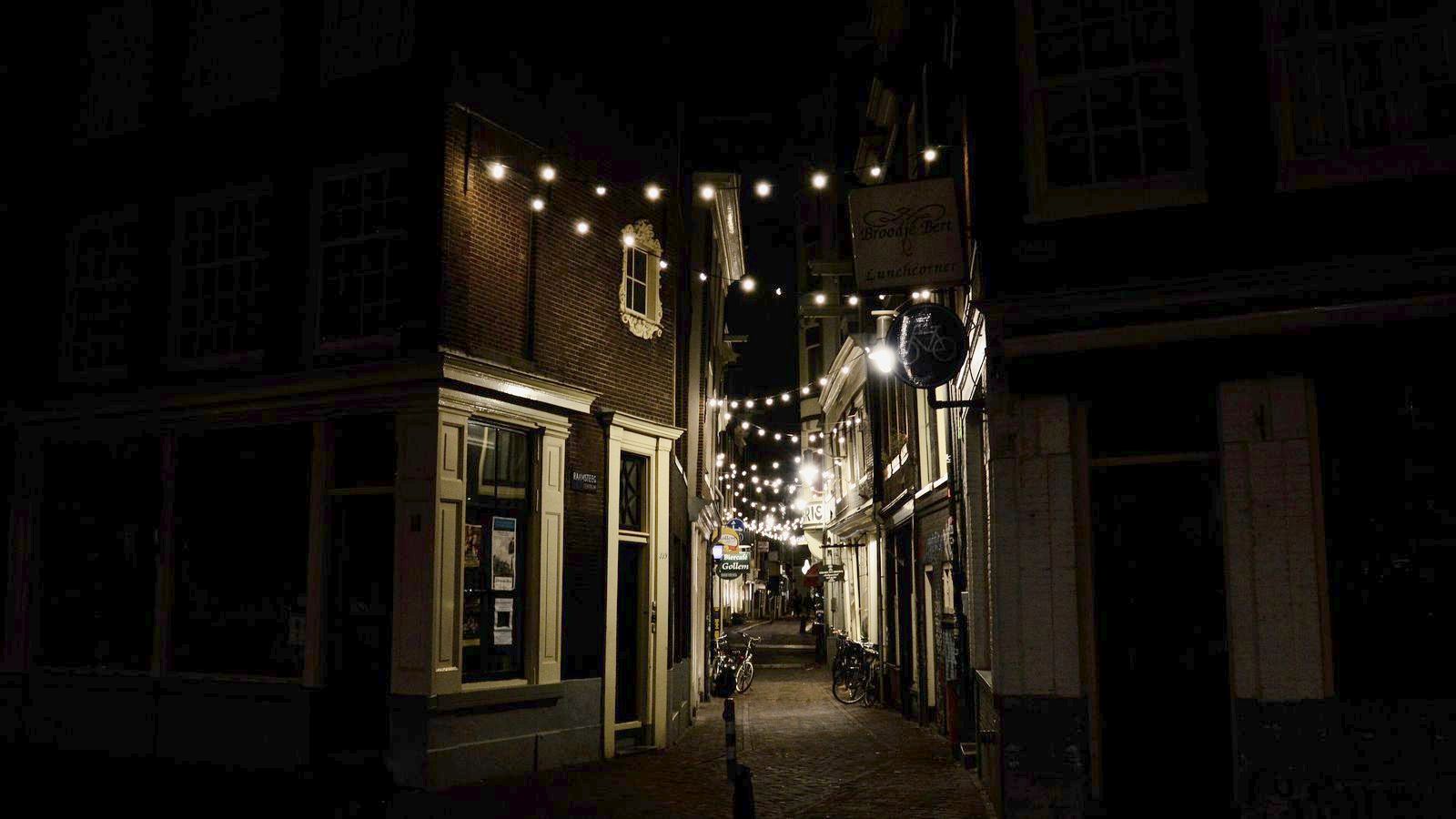 Ruelle la nuit, sous des guirlandes lumineuses