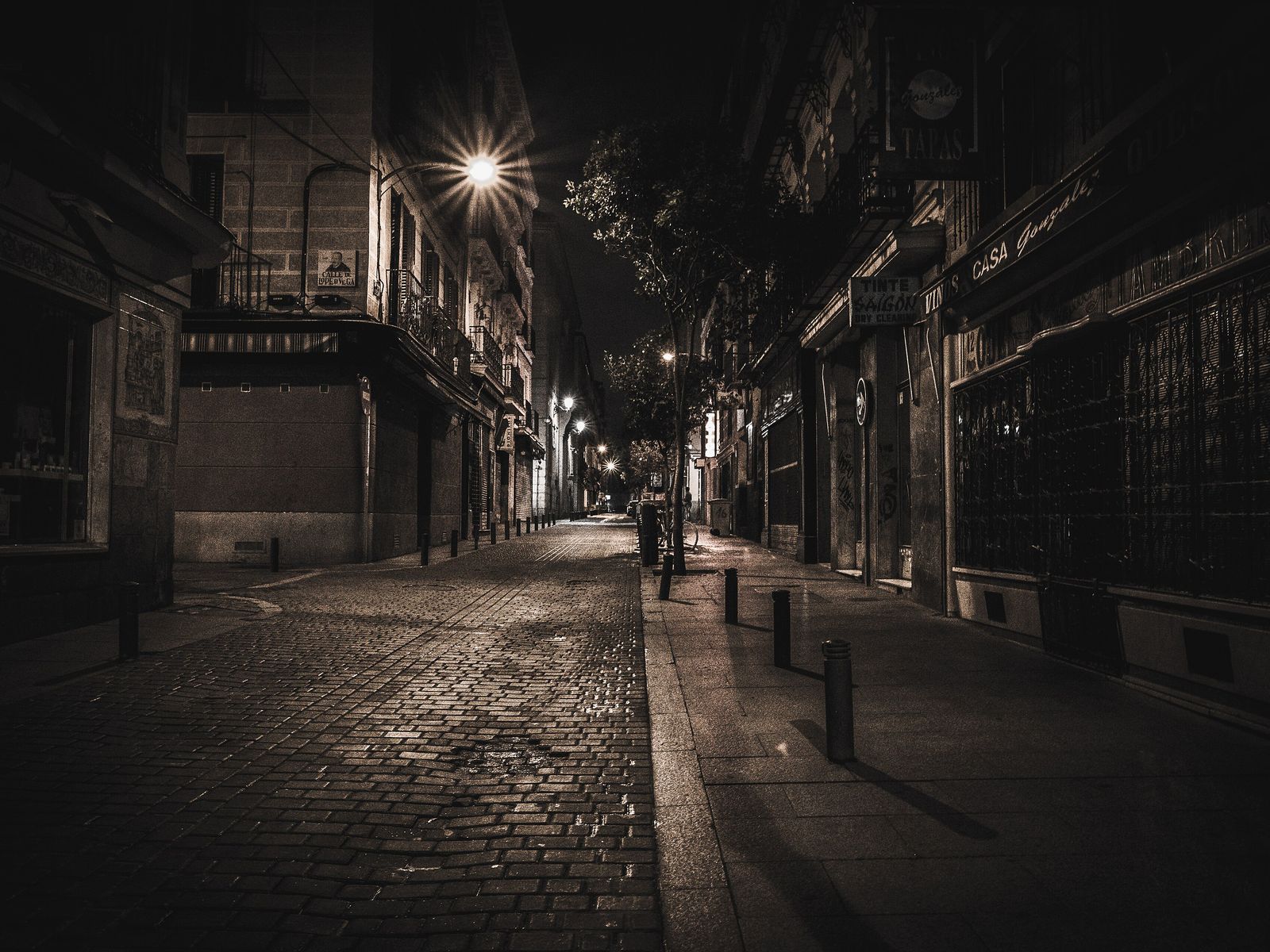 Rue pavée, la nuit, sous l’éclairage public